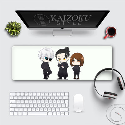 A light-colored desk mat featuring chibi-style illustrations of Gojo, Geto, and Shoko from Jujutsu Kaisen. The characters are dressed in black attire, each displaying cute and expressive poses. This playful design brings a charming anime vibe to the workspace.